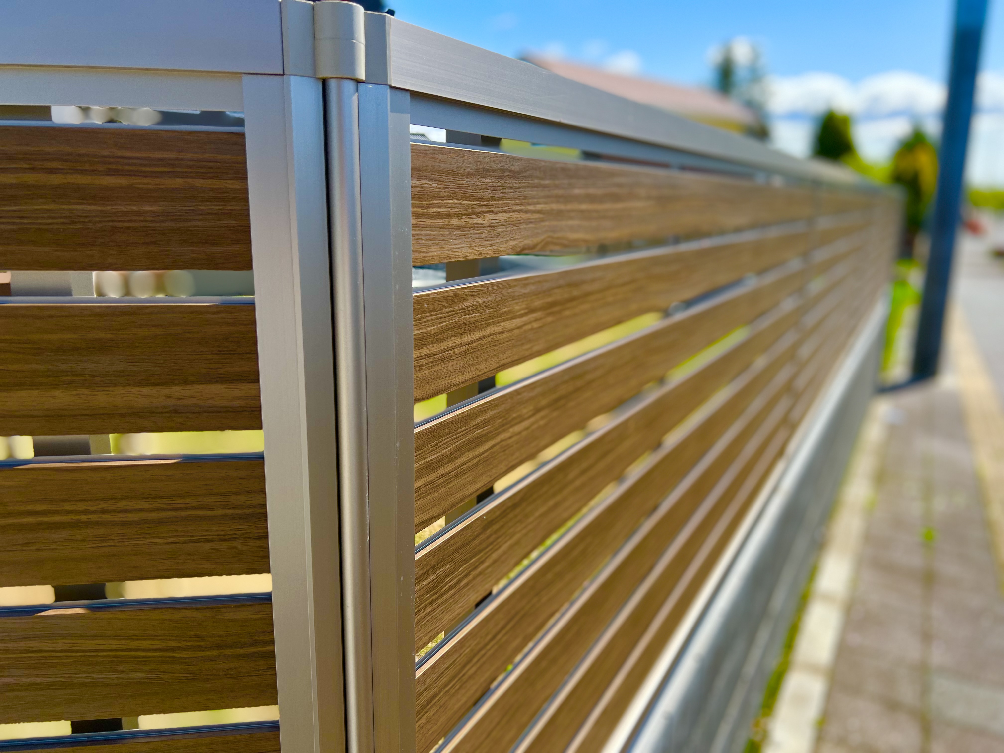 外構工事 - モダンな木製フェンスの施工例